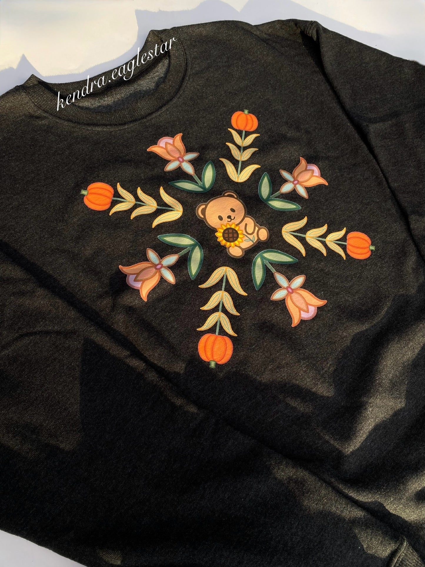 Cozy in Autumn — Black crewneck 🌿🧸