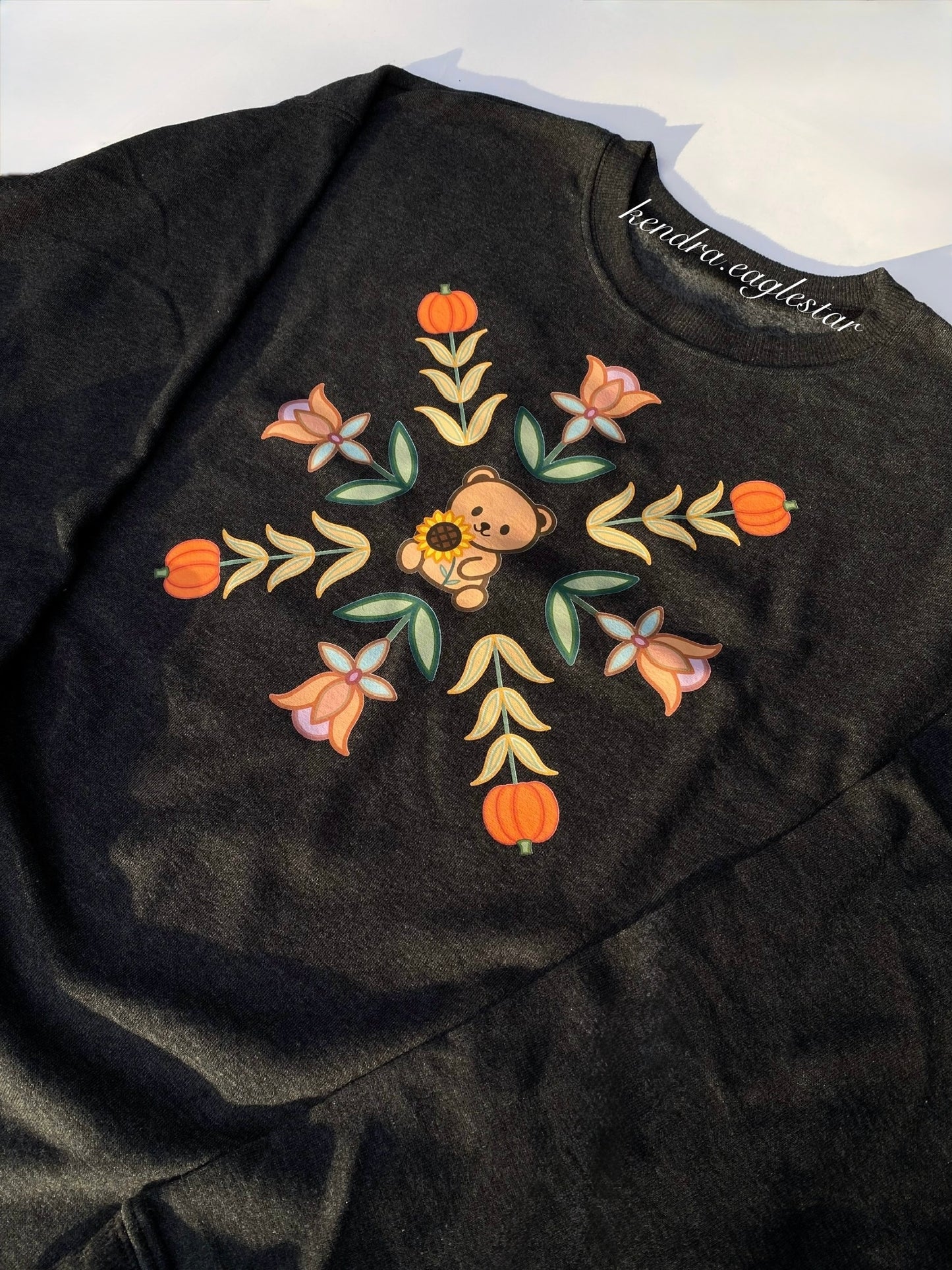 Cozy in Autumn — Black crewneck 🌿🧸