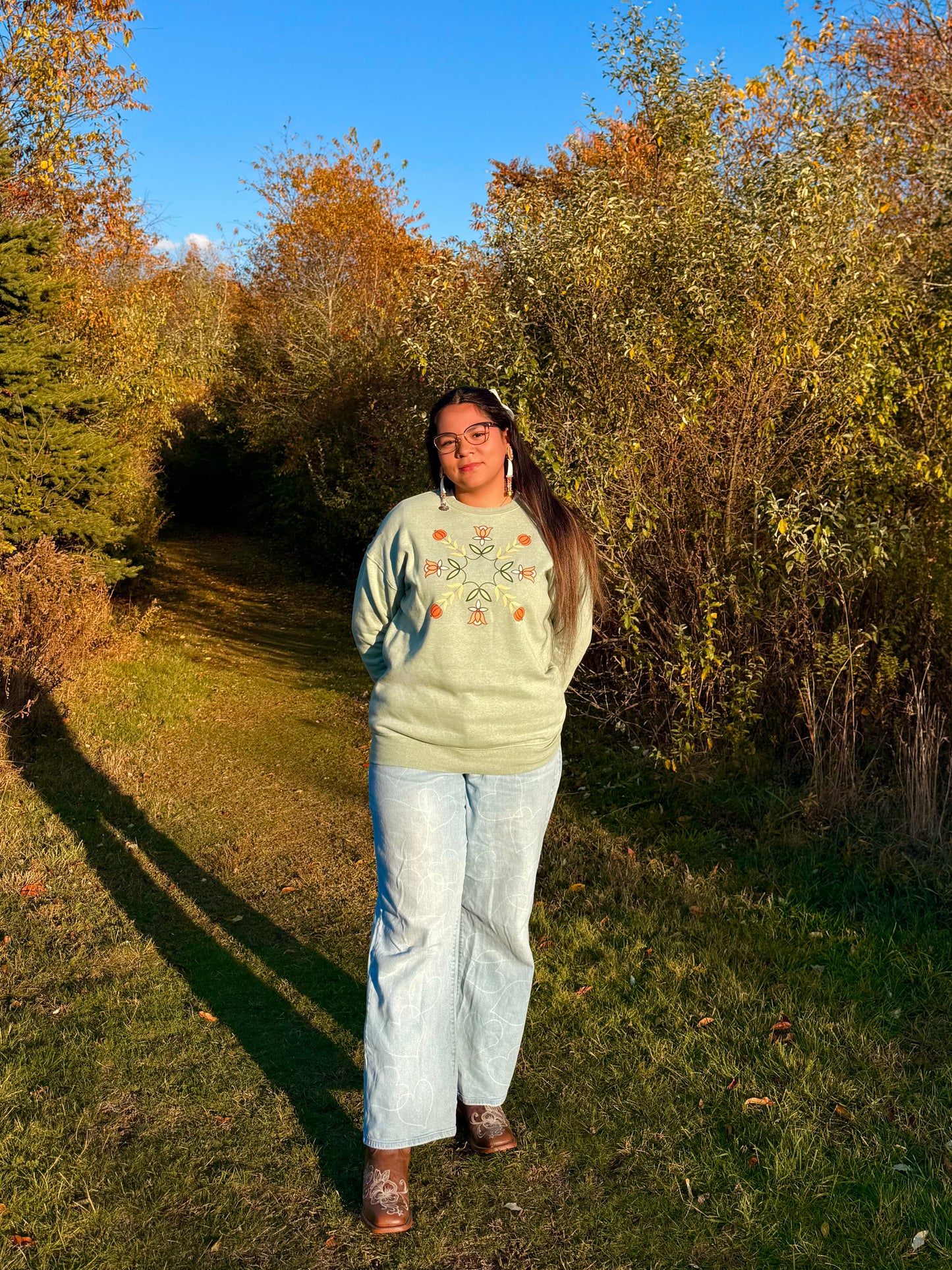 Cozy in Autumn — Sage green crewneck 🌿🧸