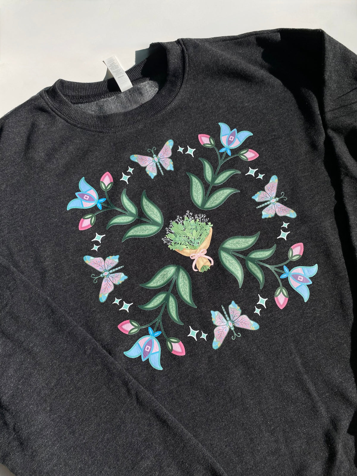 Florals & Flutter crewneck 🌿