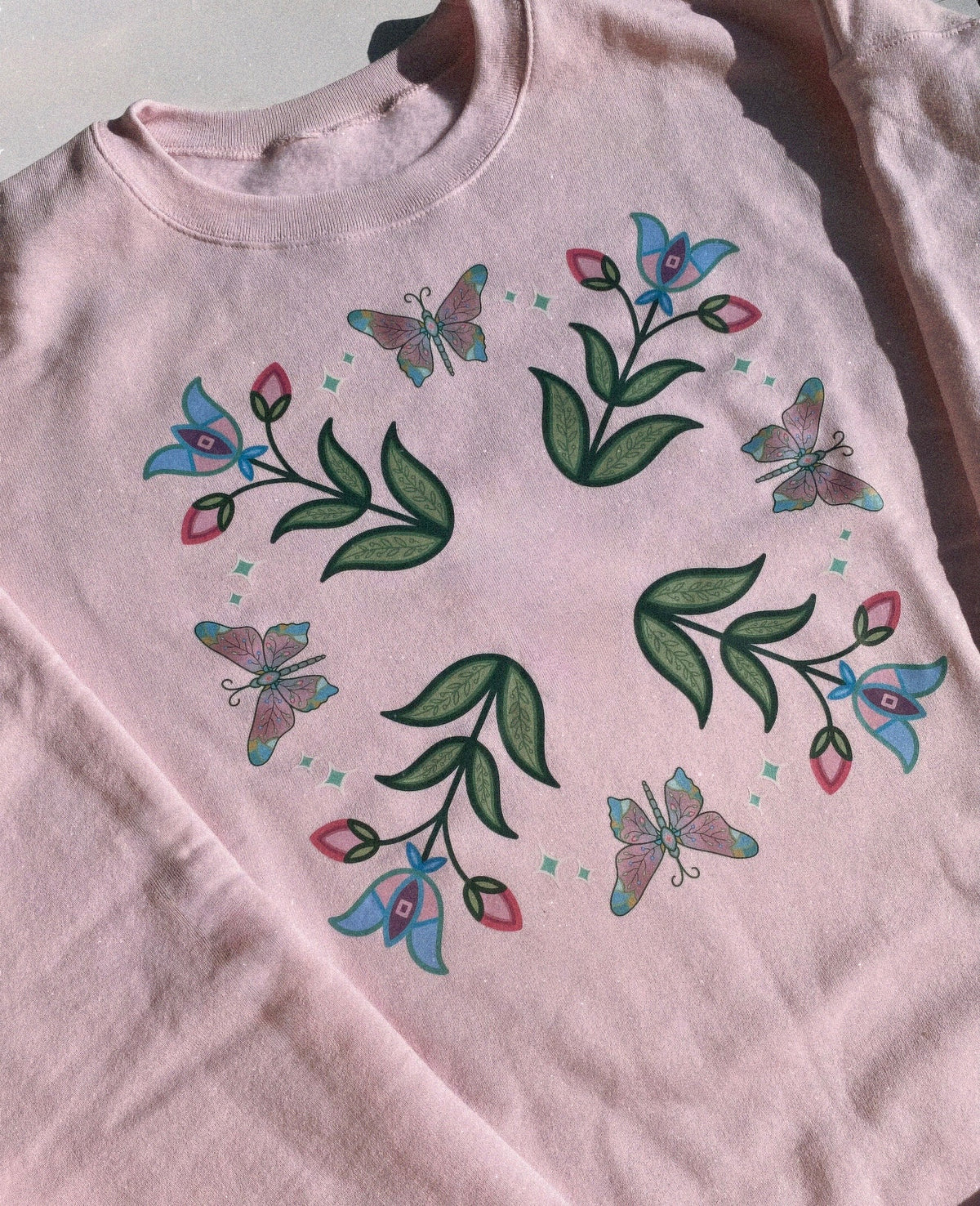 Florals & Flutter crewneck 🌿