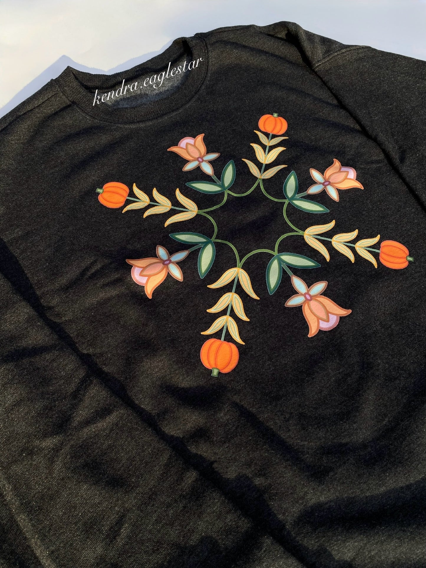 Cozy in Autumn — Black crewneck 🌿🧸